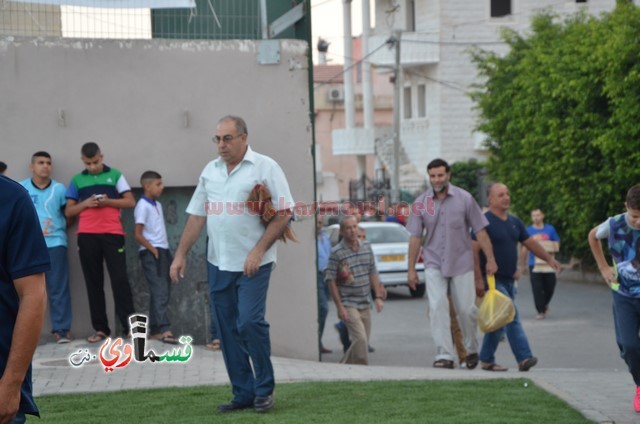 فيديو : المئات يؤدون صلاة عيد الأضحى والرئيس عادل بدير والأهالي يتصافحون ويهنئون ويعم السرور كل الحضور